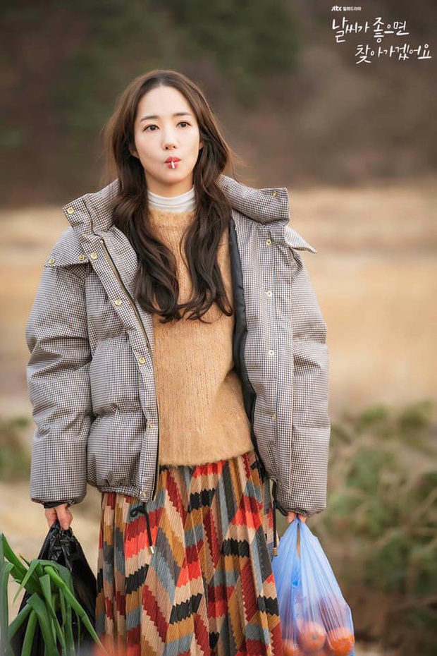 Toang như Park Min Young trong phim mới: Tóc mái mưa “ngố tàu” phản chủ lại thêm style vẽ eyeliner dìm sắc - Ảnh 8.