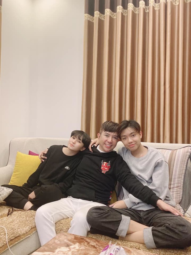 Long Nhật hiếm hoi khoe ảnh bên các con sau hàng loạt scandal đồng tính: Toàn xinh xắn, dễ thương chẳng kém nhà sao Việt nào - Ảnh 4. Long Nhật hiếm hoi khoe ảnh bên các con sau hàng loạt scandal đồng tính: Toàn xinh xắn, dễ thương chẳng kém nhà sao Việt nào - Ảnh 4.