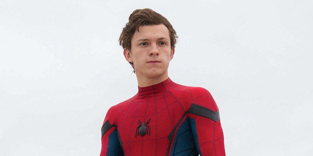 Người Nhện Tom Holland hồn nhiên khoe thói “ăn cắp” đạo cụ phim Marvel, ông chú Người Sắt cũng bị “móc” sạch! - Ảnh 1.