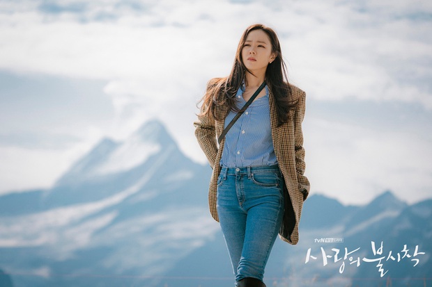 Dù quần jeans dáng ôm có hot hay không, Son Ye Jin vẫn chẳng ngán diện từ phim đến đời thực - Ảnh 2. Dù quần jeans dáng ôm có hot hay không, Son Ye Jin vẫn chẳng ngán diện từ phim đến đời thực - Ảnh 2.