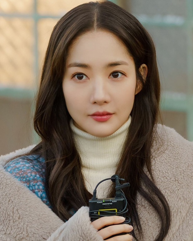 Toang như Park Min Young trong phim mới: Tóc mái mưa “ngố tàu” phản chủ lại thêm style vẽ eyeliner dìm sắc - Ảnh 6.