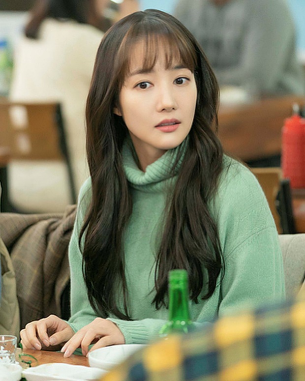 Toang như Park Min Young trong phim mới: Tóc mái mưa “ngố tàu” phản chủ lại thêm style vẽ eyeliner dìm sắc - Ảnh 1.