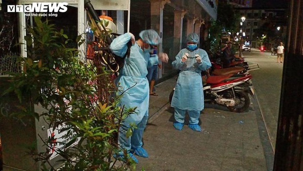 Ảnh: Phun khử trùng khách sạn, khu phố nơi bệnh nhân Covid-19 thứ 30 từng lưu trú - Ảnh 9.