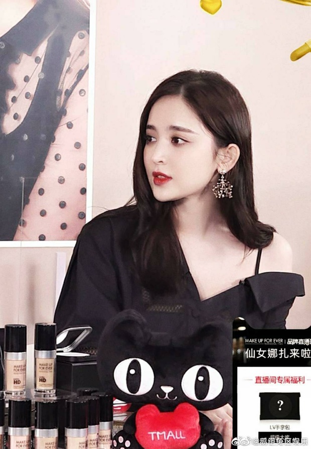 Lên đồ và makeup đẹp xuất sắc, Cổ Lực Na Trát chặt đẹp mẫu hãng, lấn át cả Nhiệt Ba không chừng - Ảnh 4.