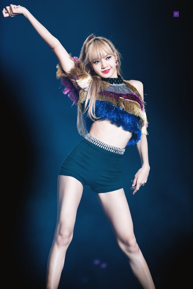 Lisa (BLACKPINK) dạy thí sinh nhảy, nhưng vòng eo nhỏ không tưởng của lão sư vũ đạo chiếm hết spotlight rồi! - Ảnh 7. Lisa (BLACKPINK) dạy thí sinh nhảy, nhưng vòng eo nhỏ không tưởng của lão sư vũ đạo chiếm hết spotlight rồi! - Ảnh 7.