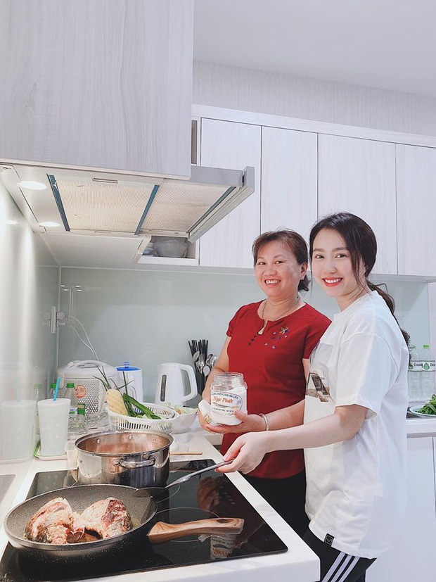 Không nhà hàng đắt đỏ, sao Vbiz tiết kiệm với mâm cơm nhà mùa dịch: Tóc Tiên nịnh chồng món ngon, Băng Di nấu bữa chỉ 50K - Ảnh 19. Không nhà hàng đắt đỏ, sao Vbiz tiết kiệm với mâm cơm nhà mùa dịch: Tóc Tiên nịnh chồng món ngon, Băng Di nấu bữa chỉ 50K - Ảnh 19.