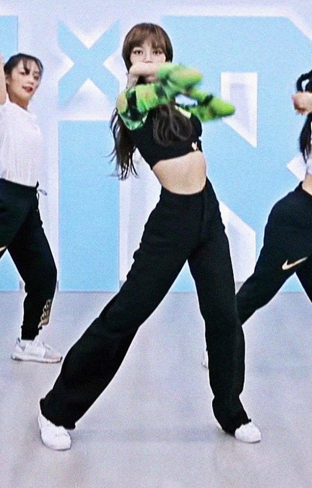 Lisa (BLACKPINK) dạy thí sinh nhảy, nhưng vòng eo nhỏ không tưởng của lão sư vũ đạo chiếm hết spotlight rồi! - Ảnh 3. Lisa (BLACKPINK) dạy thí sinh nhảy, nhưng vòng eo nhỏ không tưởng của lão sư vũ đạo chiếm hết spotlight rồi! - Ảnh 3.