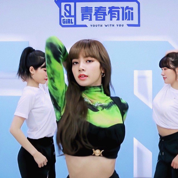Lisa (BLACKPINK) dạy thí sinh nhảy, nhưng vòng eo nhỏ không tưởng của lão sư vũ đạo chiếm hết spotlight rồi! - Ảnh 2. Lisa (BLACKPINK) dạy thí sinh nhảy, nhưng vòng eo nhỏ không tưởng của lão sư vũ đạo chiếm hết spotlight rồi! - Ảnh 2.