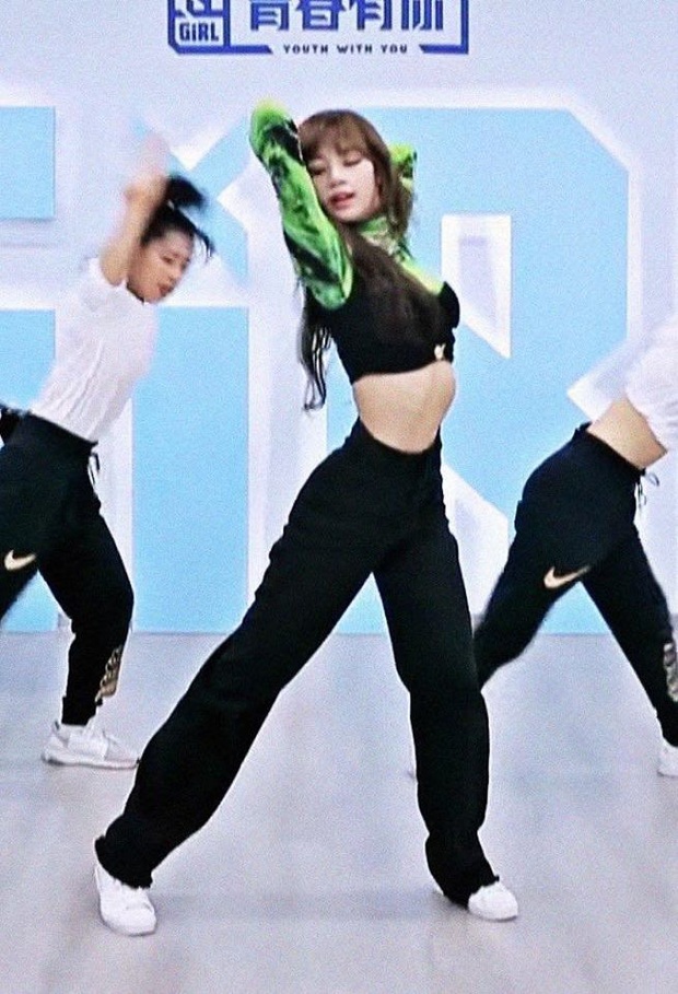 Lisa (BLACKPINK) dạy thí sinh nhảy, nhưng vòng eo nhỏ không tưởng của lão sư vũ đạo chiếm hết spotlight rồi! - Ảnh 4. Lisa (BLACKPINK) dạy thí sinh nhảy, nhưng vòng eo nhỏ không tưởng của lão sư vũ đạo chiếm hết spotlight rồi! - Ảnh 4.