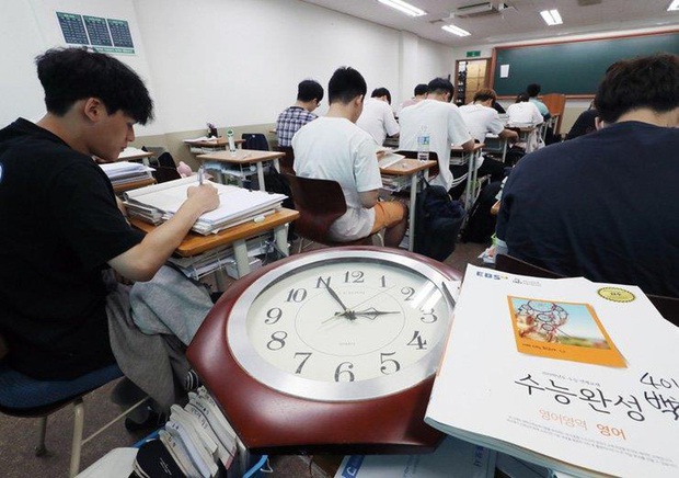 Sinh viên Hàn Quốc è cổ ôn luyện cho kỳ thi Đại học khó bậc nhất thế giới dù dịch bệnh hoành hành - Ảnh 1. Sinh viên Hàn Quốc è cổ ôn luyện cho kỳ thi Đại học khó bậc nhất thế giới dù dịch bệnh hoành hành - Ảnh 1.