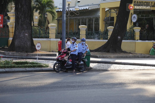 Hà Nội và Sài Gòn trong ngày đầu cách ly toàn xã hội: Nhiều tuyến phố vắng vẻ, chỉ người dân bắt buộc phải đi làm mới ra đường - Ảnh 4.