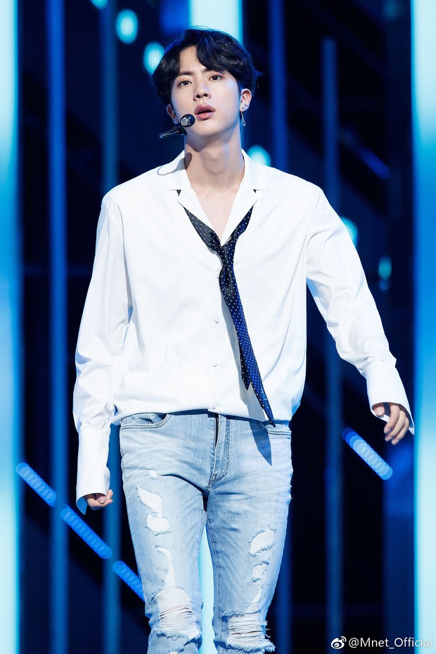 Jin (BTS) chuyển từ nam thần sang nam thần... kinh khi mặc đồ ngủ đọc rap khí thế - Ảnh 3. Jin (BTS) chuyển từ nam thần sang nam thần... kinh khi mặc đồ ngủ đọc rap khí thế - Ảnh 3.