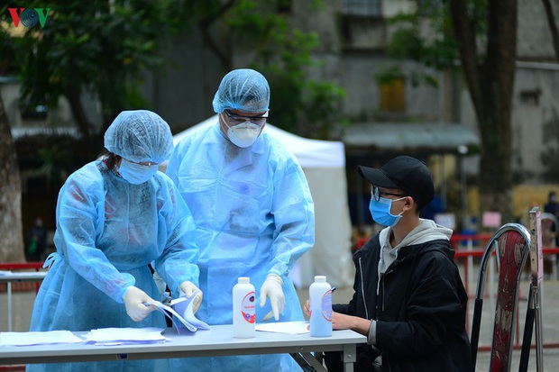 Người dân đổ về, các khu vực test nhanh Covid-19 ở Hà Nội tăng đột biến - Ảnh 8. Người dân đổ về, các khu vực test nhanh Covid-19 ở Hà Nội tăng đột biến - Ảnh 8.