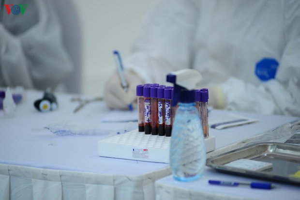 Người dân đổ về, các khu vực test nhanh Covid-19 ở Hà Nội tăng đột biến - Ảnh 12. Người dân đổ về, các khu vực test nhanh Covid-19 ở Hà Nội tăng đột biến - Ảnh 12.