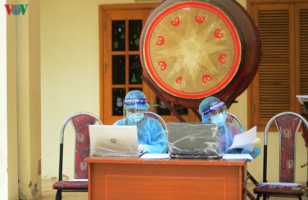 Người dân đổ về, các khu vực test nhanh Covid-19 ở Hà Nội tăng đột biến - Ảnh 16. Người dân đổ về, các khu vực test nhanh Covid-19 ở Hà Nội tăng đột biến - Ảnh 16.