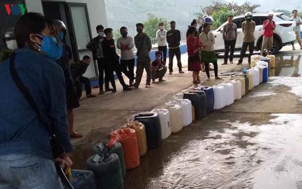 Sơn La tái diễn tình trạng người dân xếp hàng mua xăng về tích trữ - Ảnh 1. Sơn La tái diễn tình trạng người dân xếp hàng mua xăng về tích trữ - Ảnh 1.
