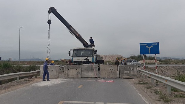 Quảng Ninh đổ đất, cẩu bê tông chặn đường kiểm soát người để phòng dịch COVID-19 - Ảnh 3.