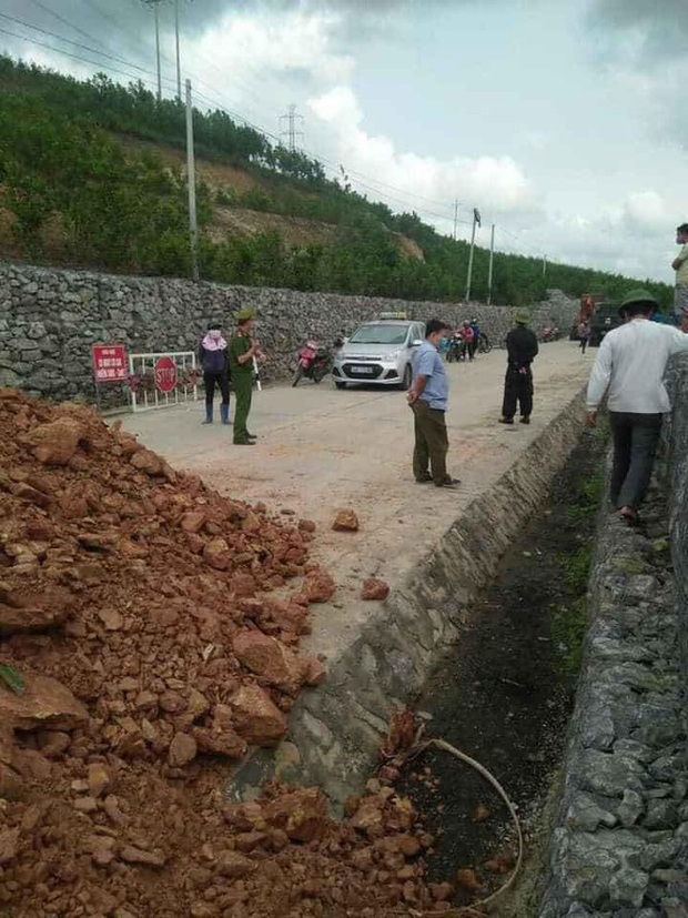 Quảng Ninh đổ đất, cẩu bê tông chặn đường kiểm soát người để phòng dịch COVID-19 - Ảnh 5.