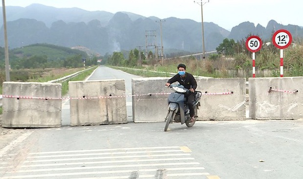 Quảng Ninh đổ đất, cẩu bê tông chặn đường kiểm soát người để phòng dịch COVID-19 - Ảnh 6.