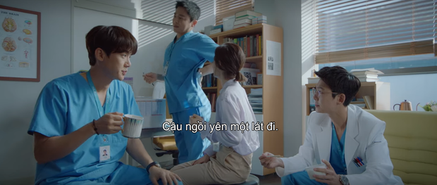 Bão tấu hài từ biệt đội giáo sư Hospital Playlist: Bất lực nhìn hội U40 tranh nhau miếng thịt, đi hát karaoke thôi cũng quạu á! - Ảnh 22.