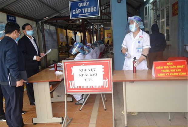 Lo ngại dịch COVID-19 bùng phát, Hà Nội sàng lọc từ cổng bệnh viện - Ảnh 1. Lo ngại dịch COVID-19 bùng phát, Hà Nội sàng lọc từ cổng bệnh viện - Ảnh 1.