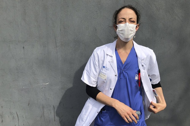 Vừa bình phục sau khi nhiễm Covid-19, nữ bác sĩ nhanh chóng lao vào cuộc chiến chống dịch vì thế giới cần chúng tôi! - Ảnh 3. Vừa bình phục sau khi nhiễm Covid-19, nữ bác sĩ nhanh chóng lao vào cuộc chiến chống dịch vì thế giới cần chúng tôi! - Ảnh 3.
