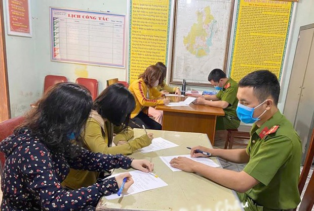 Nghệ An: 4 người phụ nữ bị xử phạt 800.000 đồng do tụ tập “buôn chuyện” trong thời gian cách ly xã hội - Ảnh 1. Nghệ An: 4 người phụ nữ bị xử phạt 800.000 đồng do tụ tập “buôn chuyện” trong thời gian cách ly xã hội - Ảnh 1.