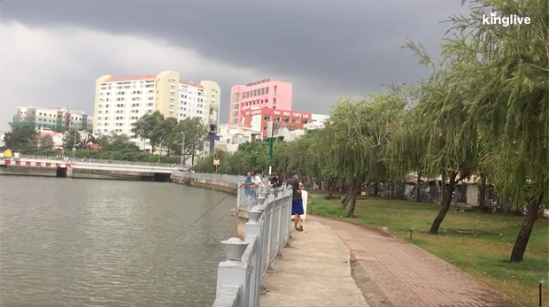 Clip: Trẻ em tắm, người lớn thả câu trên kênh Nhiêu Lộc dù vẫn trong giai đoạn giãn cách xã hội - Ảnh 2. Clip: Trẻ em tắm, người lớn thả câu trên kênh Nhiêu Lộc dù vẫn trong giai đoạn giãn cách xã hội - Ảnh 2.