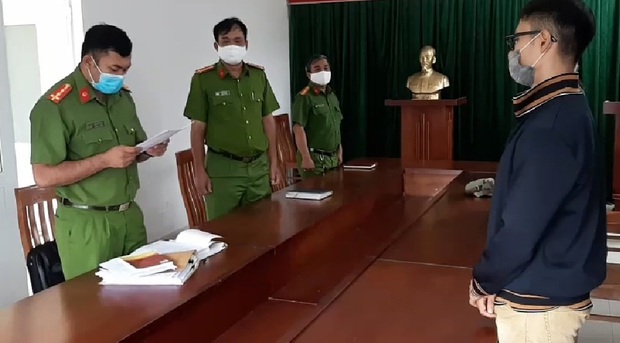 TP.HCM: Đánh bảo vệ khi được nhắc nhở đeo khẩu trang, nam thanh niên bị khởi tố về hành vi chống người thi hành công vụ - Ảnh 1. TP.HCM: Đánh bảo vệ khi được nhắc nhở đeo khẩu trang, nam thanh niên bị khởi tố về hành vi chống người thi hành công vụ - Ảnh 1.
