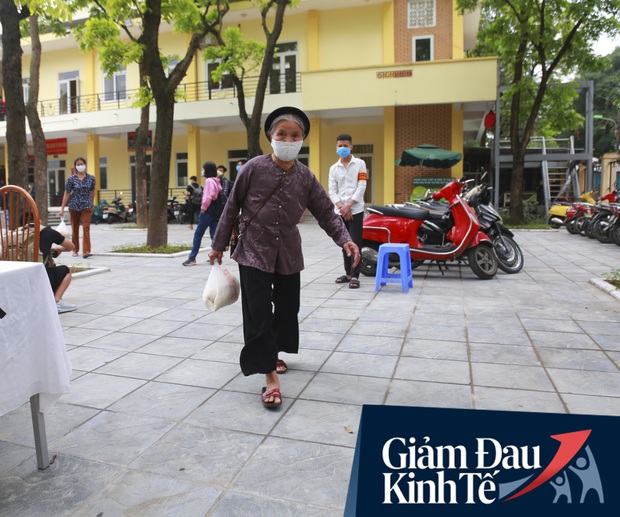 Ảnh: Hà Nội có cây ATM nhả ra gạo miễn phí đầu tiên, người dân vui mừng xếp hàng dài chờ nhận - Ảnh 13.