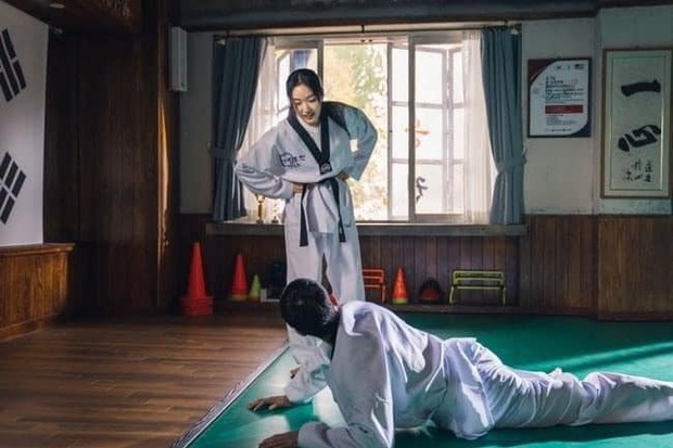 BỆ HẠ BẤT TỬ lại nhá hàng người yêu Lee Min Ho biến hình thành chị đại taekwondo đốn đổ anh trai mưa - Ảnh 1.