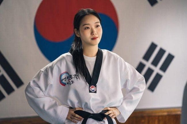 BỆ HẠ BẤT TỬ lại nhá hàng người yêu Lee Min Ho biến hình thành chị đại taekwondo đốn đổ anh trai mưa - Ảnh 2.