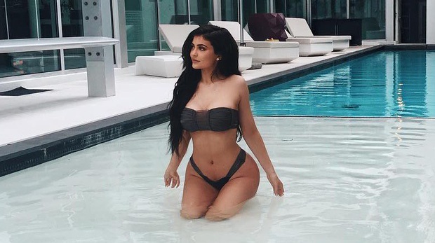 Nghỉ dịch ở nhà, Kylie Jenner vẫn tung bộ ảnh 6 triệu like đẹp nhức nhối: Vòng eo và đường cong tỉ lệ quá khó tin! - Ảnh 5. Nghỉ dịch ở nhà, Kylie Jenner vẫn tung bộ ảnh 6 triệu like đẹp nhức nhối: Vòng eo và đường cong tỉ lệ quá khó tin! - Ảnh 5.