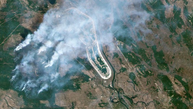 Ảnh chụp từ vệ tinh: Chernobyl chìm trong biển khói trắng vì thảm họa cháy lớn, lửa đang lan dần đến nhà máy điện hạt nhân bỏ hoang - Ảnh 1.
