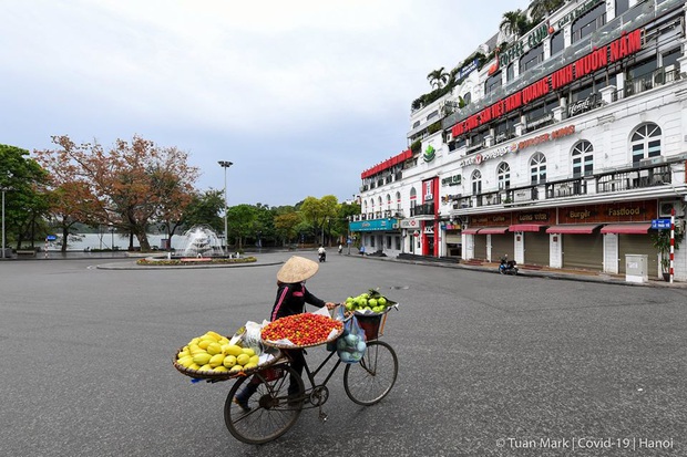 Một Hà Nội lặng thinh giữa những ngày Covid-19: Có thể cách ly xã hội sẽ tiếp tục nhưng những hình ảnh này thì khó quay trở lại - Ảnh 9.