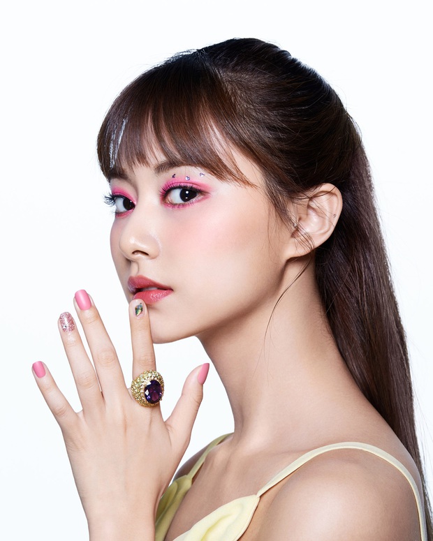 Lên hẳn tạp chí đình đám của Mỹ, Twice bị chê tơi tả vì makeup lạ nhưng lại có duy nhất một người được khen - Ảnh 2. Lên hẳn tạp chí đình đám của Mỹ, Twice bị chê tơi tả vì makeup lạ nhưng lại có duy nhất một người được khen - Ảnh 2.