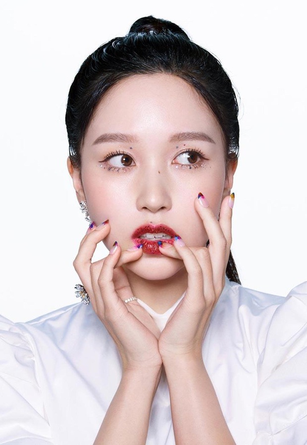 Lên hẳn tạp chí đình đám của Mỹ, Twice bị chê tơi tả vì makeup lạ nhưng lại có duy nhất một người được khen - Ảnh 13. Lên hẳn tạp chí đình đám của Mỹ, Twice bị chê tơi tả vì makeup lạ nhưng lại có duy nhất một người được khen - Ảnh 13.