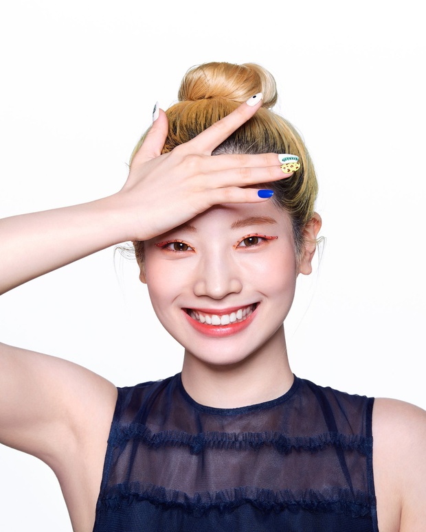 Lên hẳn tạp chí đình đám của Mỹ, Twice bị chê tơi tả vì makeup lạ nhưng lại có duy nhất một người được khen - Ảnh 3. Lên hẳn tạp chí đình đám của Mỹ, Twice bị chê tơi tả vì makeup lạ nhưng lại có duy nhất một người được khen - Ảnh 3.