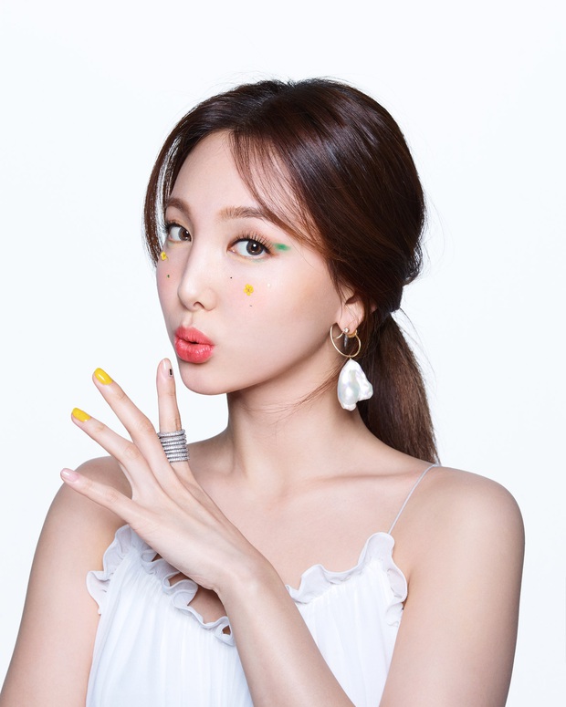 Lên hẳn tạp chí đình đám của Mỹ, Twice bị chê tơi tả vì makeup lạ nhưng lại có duy nhất một người được khen - Ảnh 9. Lên hẳn tạp chí đình đám của Mỹ, Twice bị chê tơi tả vì makeup lạ nhưng lại có duy nhất một người được khen - Ảnh 9.