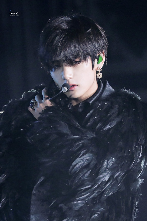 Sân khấu solo huyền thoại của idol Kpop trong mắt Cnet: BTS và EXO rượt đuổi quyết liệt, “thiên nga đen” quyến rũ xuất sắc đứng đầu - Ảnh 19. Sân khấu solo huyền thoại của idol Kpop trong mắt Cnet: BTS và EXO rượt đuổi quyết liệt, “thiên nga đen” quyến rũ xuất sắc đứng đầu - Ảnh 19.