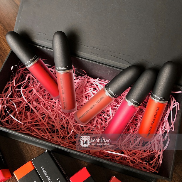 Review son kem lì MAC Powder Kiss mới ra: Chi nhiều hơn chút nhưng bù lại được đánh chất son siêu thích, nhiều màu xinh thôi rồi - Ảnh 2.