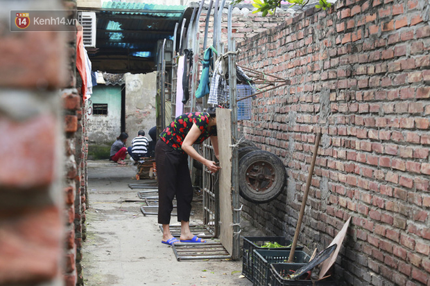 Feelings of poor workers playing in central Hanoi due to the Covid-19 pandemic: Living with relief rice and spoiled fish - Picture 10.