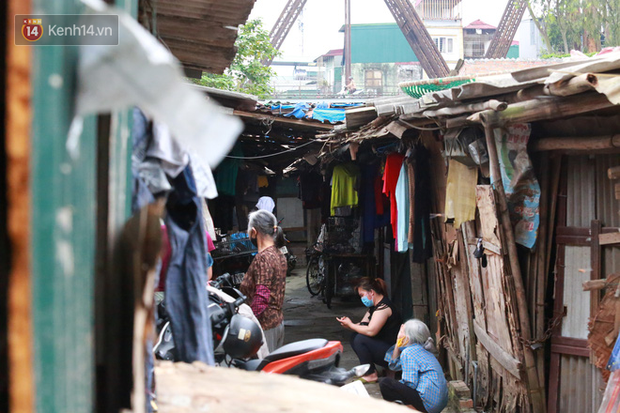 The feelings of poor workers playing in central Hanoi due to the Covid-19 pandemic: living on rice and fish in distress - Image 1.