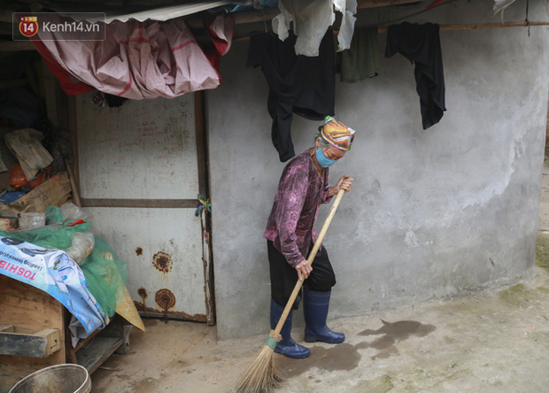 Feelings of poor workers playing in central Hanoi due to the Covid-19 pandemic: Living with relief rice and spoiled fish - Picture 4.