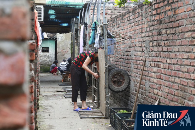 Nỗi niềm của những người lao động nghèo chơi vơi giữa Hà Nội vì đại dịch Covid-19: Sống nhờ gạo cứu trợ, cá ươn đi xin - Ảnh 10.