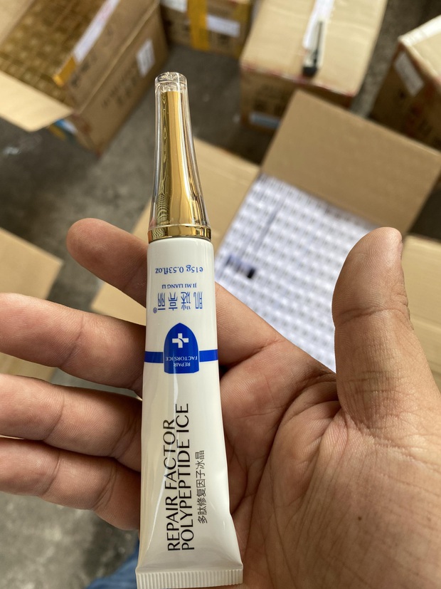 Phát hiện kho mỹ phẩm nhập lậu cực lớn của một hoa hậu ở Sài Gòn - Ảnh 7. Phát hiện kho mỹ phẩm nhập lậu cực lớn của một hoa hậu ở Sài Gòn - Ảnh 7.