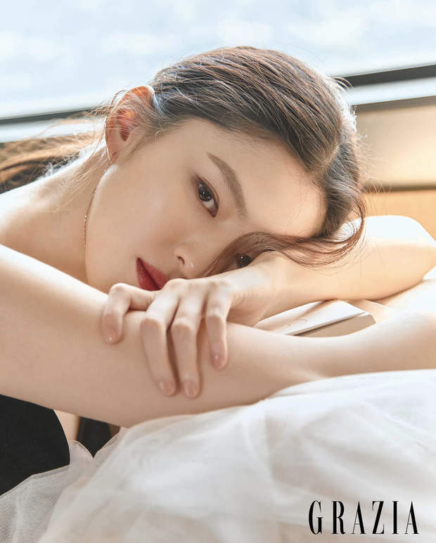“Tiểu tam” Han So Hee bùng nổ nhan sắc trên bìa tạp chí mới, dân tình mê mệt: Kbiz sao giờ mới phát hiện ra visual này? - Ảnh 4.
