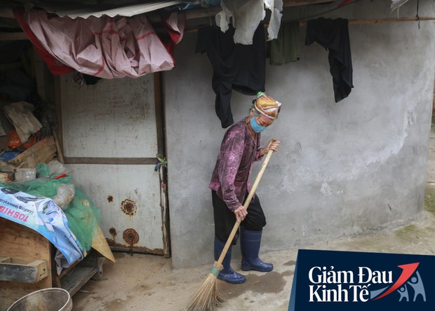 Nỗi niềm của những người lao động nghèo chơi vơi giữa Hà Nội vì đại dịch Covid-19: Sống nhờ gạo cứu trợ, cá ươn đi xin - Ảnh 4.