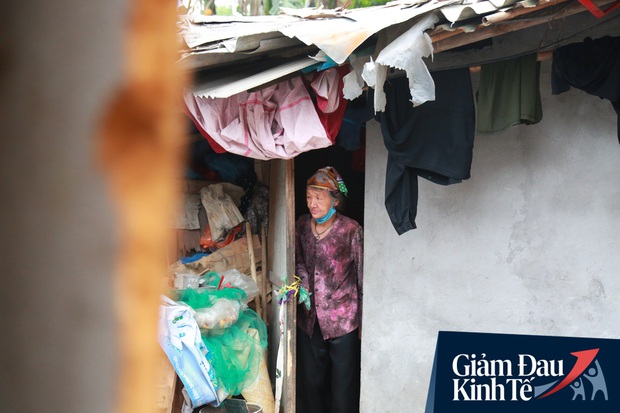 Nỗi niềm của những người lao động nghèo chơi vơi giữa Hà Nội vì đại dịch Covid-19: Sống nhờ gạo cứu trợ, cá ươn đi xin - Ảnh 5.