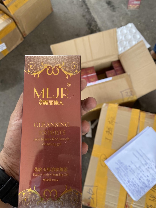Phát hiện kho mỹ phẩm nhập lậu cực lớn của một hoa hậu ở Sài Gòn - Ảnh 3. Phát hiện kho mỹ phẩm nhập lậu cực lớn của một hoa hậu ở Sài Gòn - Ảnh 3.